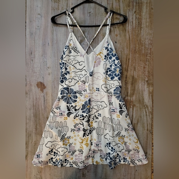 Chic Patterned Cross-Back Mini Dress - Picture 2 of 4